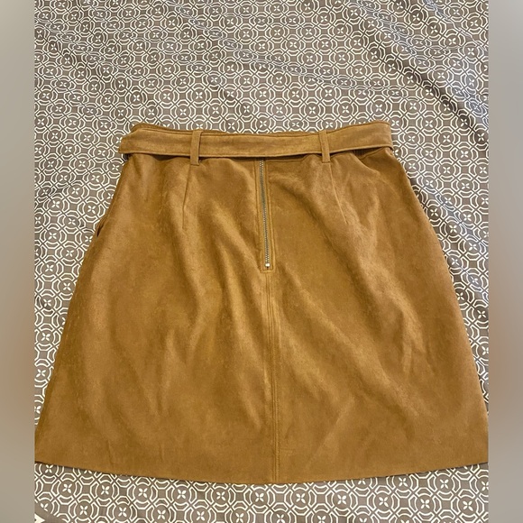 Suede mini skirt with belt - Picture 3 of 4